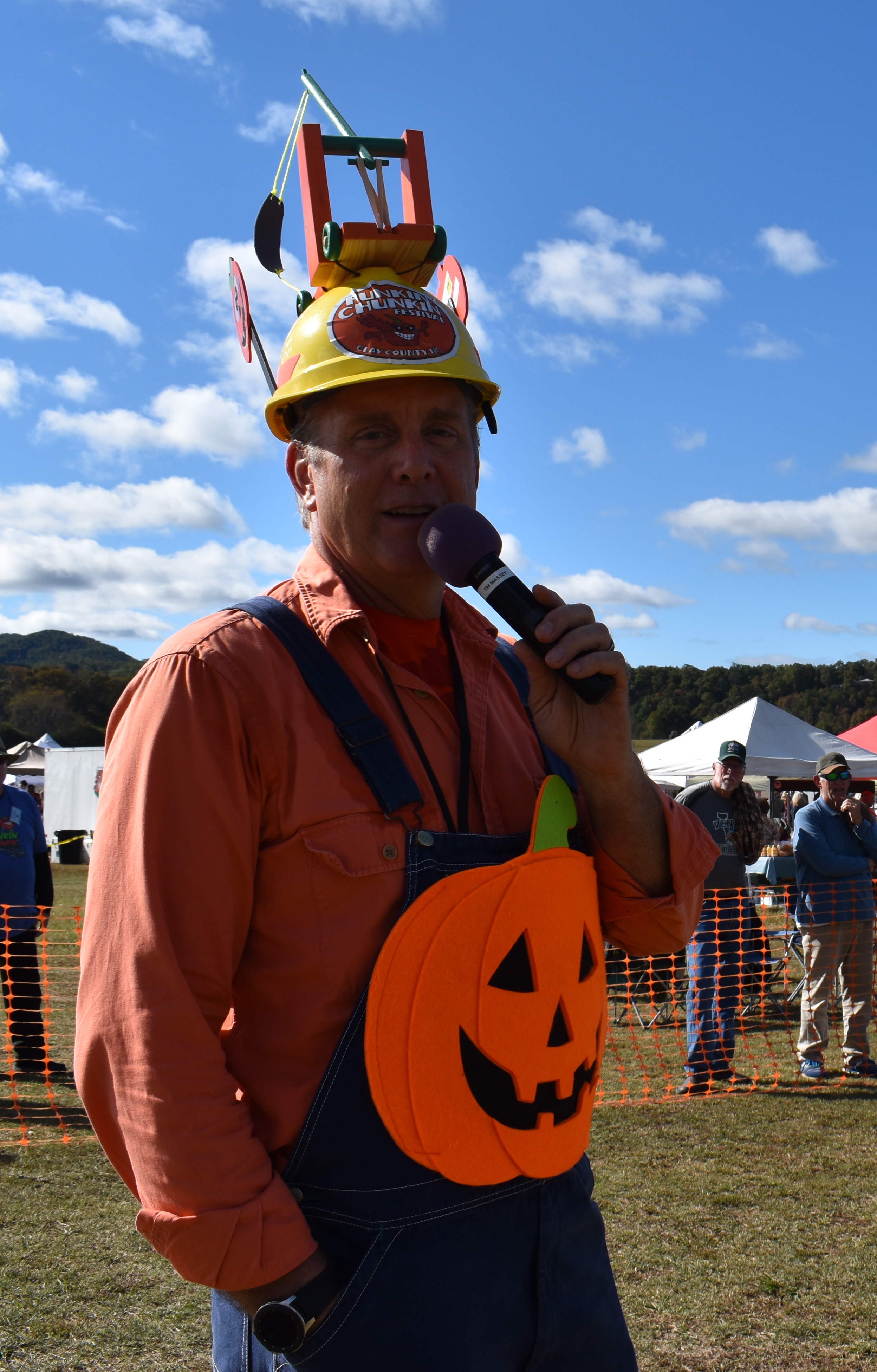 Keith Christensen keeps festival-goers up to date on the chunkin competition.