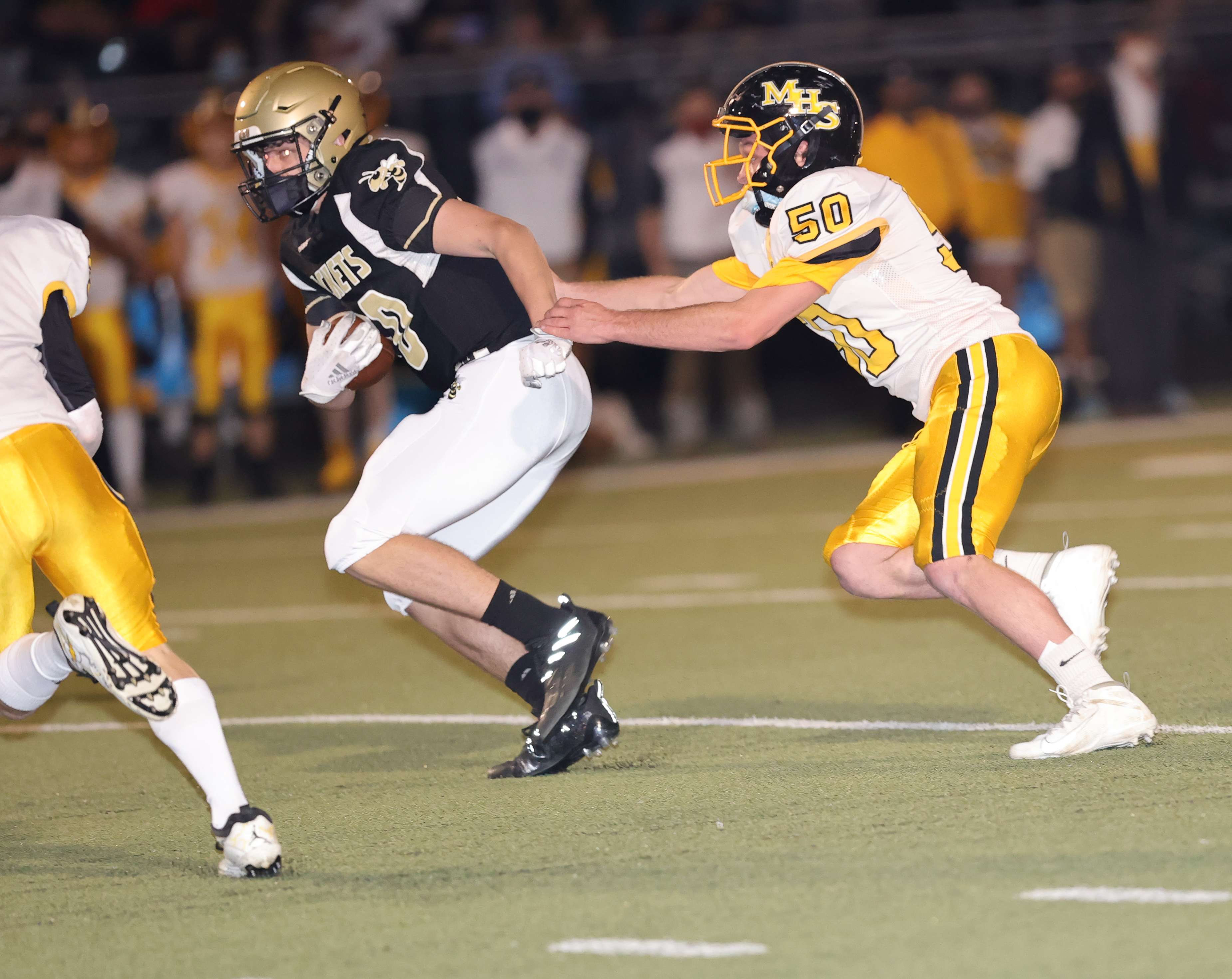 (Kelli Graves • Clay County Progress) Sophomore Avery Leatherwood tries to outrun a Bulldog as he looks for an opening. 