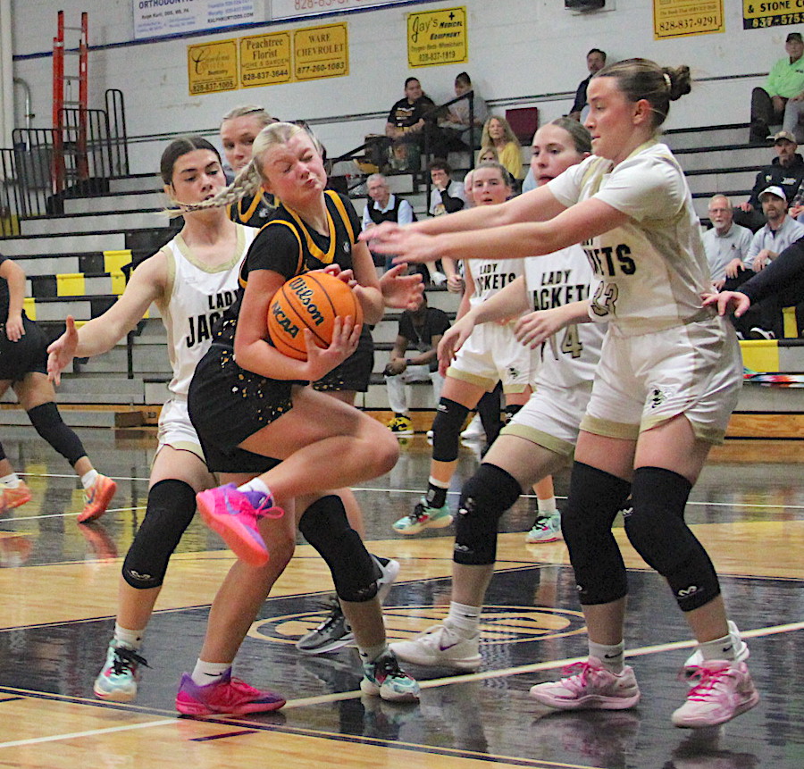 Neal Wachob • Clay County Progress Jasmine Brooks, No. 33, and Micalynn McClure, No. 10, make life difficult for Murphy while Lady Jackets Briley Clampitt, No. 14, and Ava Shook, No. 2, come to help.
