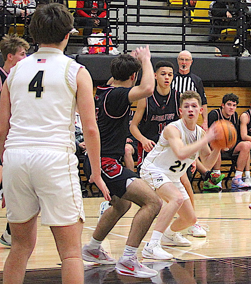 Neal Wachob • Clay County Progress Hayesville guard Micah Moss, No. 21, sights Damien Soto, No. 4, after penetrating the Andrews defense.