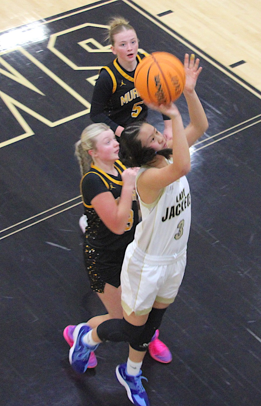 Neal Wachob • Clay County Progress Lucy Trout, No. 3, hangs a Hayesville deuce on Murphy after slicing through the Lady Bulldogs’ zone. 
