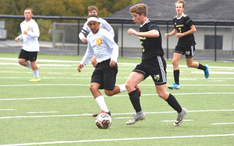 (Travis Dockery • Clay County Progress) Lee Anderson races through a gap in Blue Ridge’s defense.