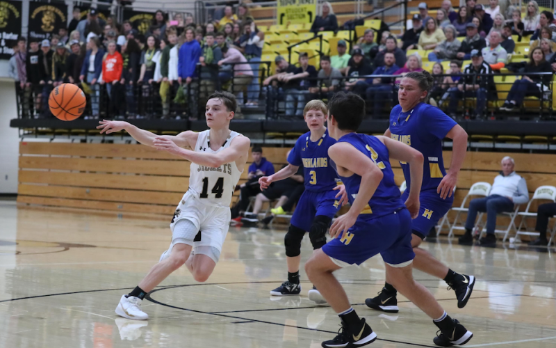 Kelli Graves • Clay County Progress Kolbe Ashe draws defenders in then feeds a pass to an awaiting, open Yellow Jacket.