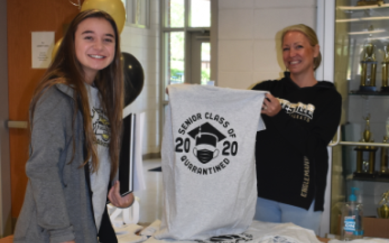 Progress photo by Brittany Sullivan Jade Patterson receives her Class of 2020 T-shirt from HHS art teacher Ellen Englemann