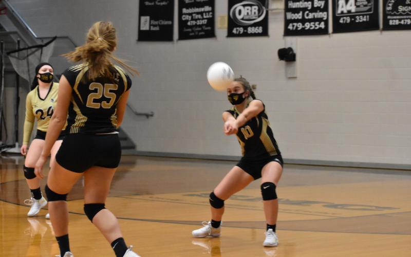 (Kevin Hensley • Graham Star) Lila Roberts handles a hot shot to keep the rally going against Robbinsville.