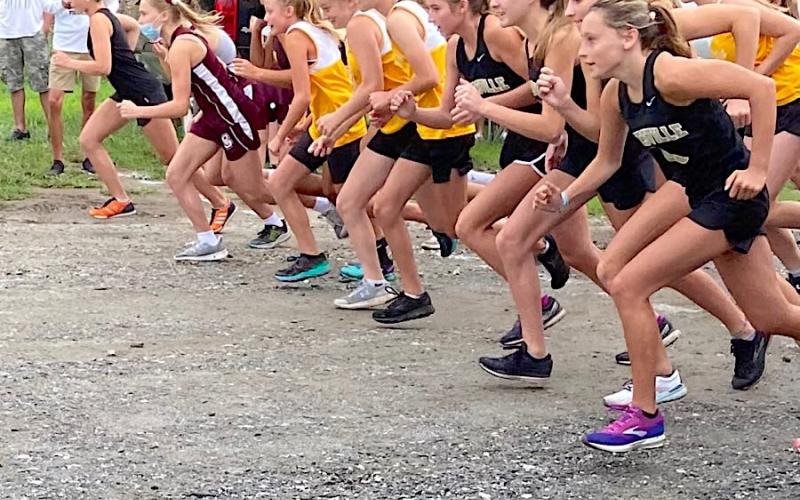 Amy Shelton • Clay County Progress A group of Lady Yellow Jackets find themselves in the middle of a pack of Smoky Mountain Conference runners.