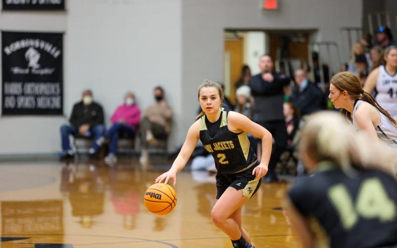Kelli Graves • Clay County Progress Lila Roberts drives ball toward Jackets’ territory, scoring a 3-pointer.