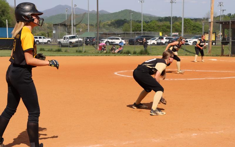 Deby Jo Ferguson • Clay County Progress Briley Clampitt No. 10 guards third base with Lady Bulldog waiting on a steal. Clampitt scores 1 run.