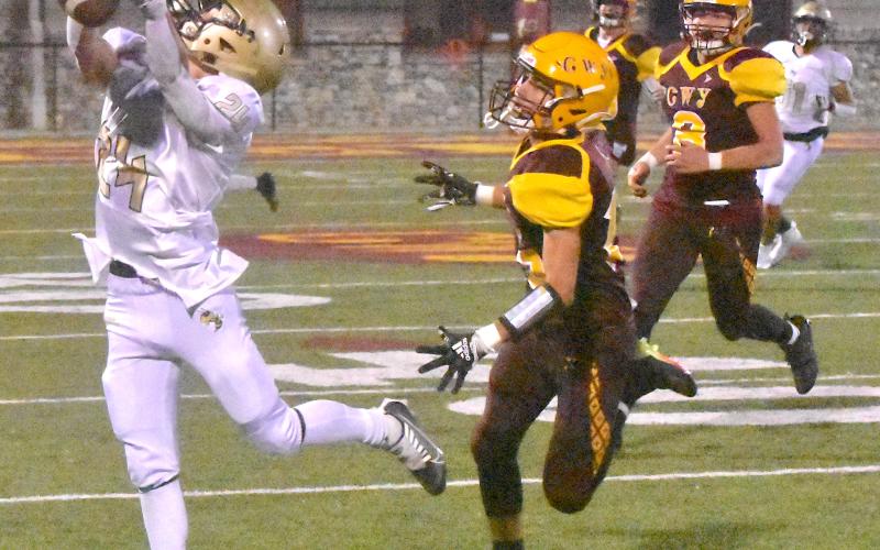 Gary Corsair • Clay Progress Hayesville’s receiver Michael Mauney, No 24, stretches for a Logan Caldwell pass after slipping past Cherokee defenders.