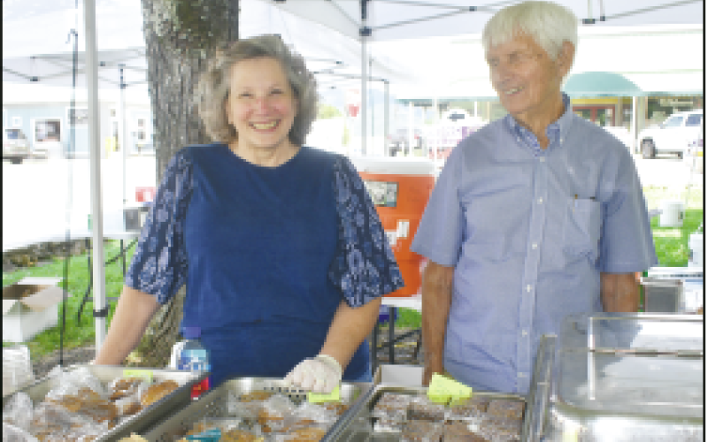 Becky Long • Clay County Progress Volunteers Suzanne Hanson and Bob Rogers are ready to serve at the food booth. Among the popular offerings were Mexican corn and generously filled barbecue sandwiches.