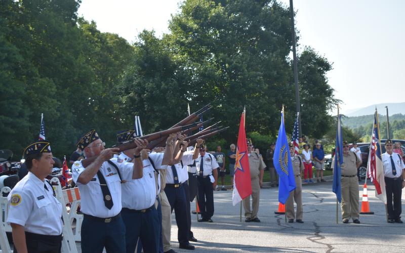 Becky Long • Clay County Progress American Legion Post 532 and VFW Post 6812 conduct military honors at Lance Corporal Sean Willey’s memorial service held in the parking lot of the Clay County Sheriff ’s Offi ce on Thursday, July 27. A motorcade left Clay County on Friday en route to his home in New York.