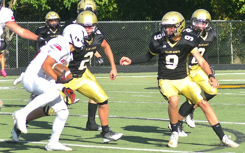 Gary Corsair • Clay County Progress A swarm of Yellow Jackets led by Johan Webb, No. 2, and Lance Coker, No. 9, squelch an Andrews run. Kabe Shaheen, No. 3, Kaden Ledford, No. 10, and Brett Hanna, No. 8, move in to help shut the door.