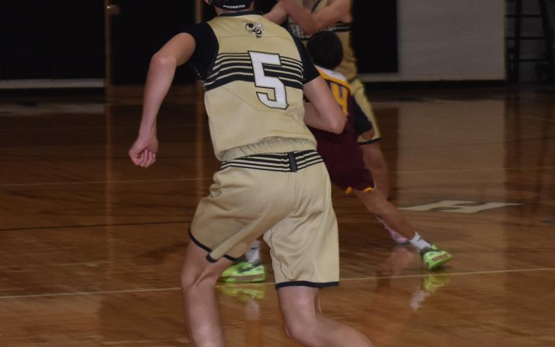 Eli Cheeks looks for a pass from Kabe Shaheen.