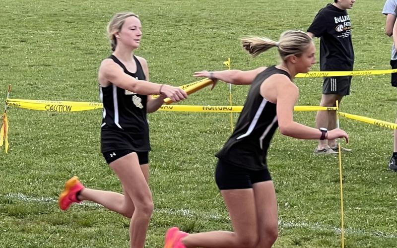 Raelynn Wood and Sidney Greenstone come in first place in the 4x800.