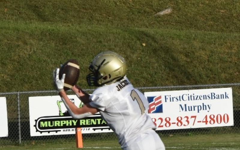 Leeanna Alberta • Clay County Progress Rylan Graves, No. 1, gets a good catch for the run.