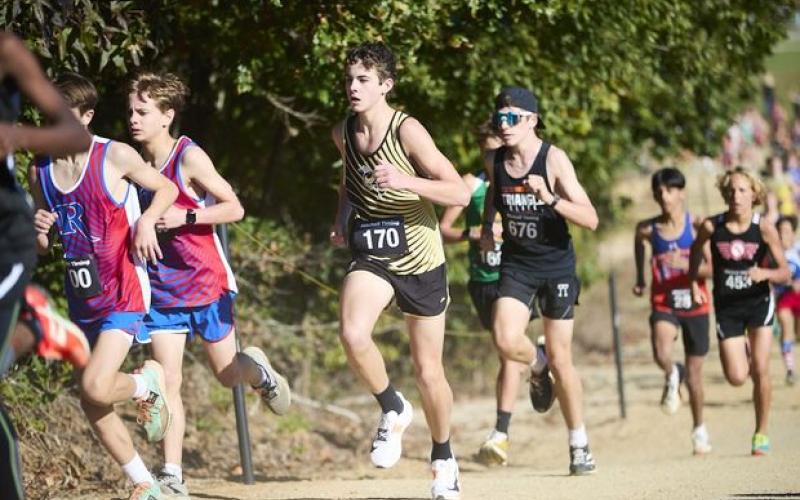 Eli Cheeks running with a pack at the state meet.