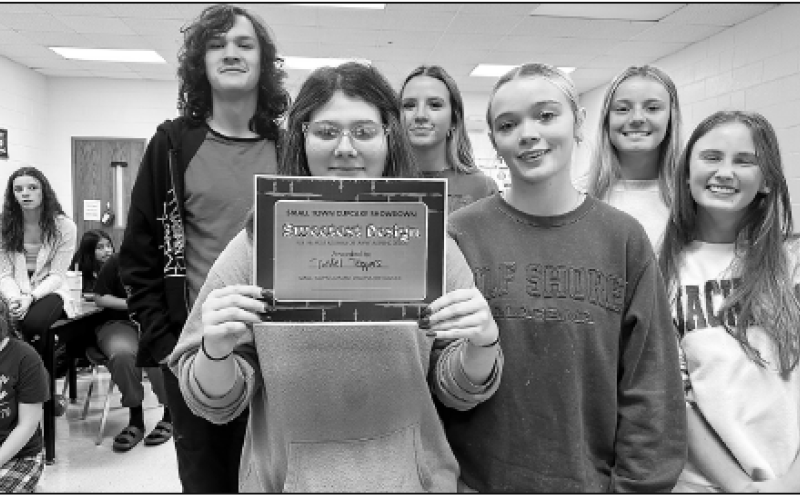 Latresa Phillips • The Graham Star  Tinsel Toppers are Athena Darnell, Raylyn Taylor, Alexis Coffey, Lukas Marty and Raelynn Wood.