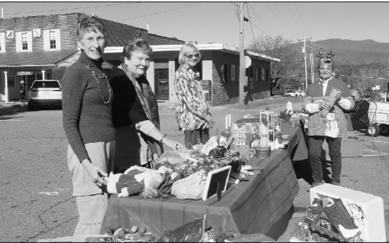 Photo by Sandy Zimmerman From left, Shoppers Carlene Dockery, Cheryl Sullivan and Paula Culbreth viewed holiday items available during the HHI sidewalk sale with volunteer Carleen Brock. Proceeds from the event and holiday concert will benefi t Hurricane Relief fund.