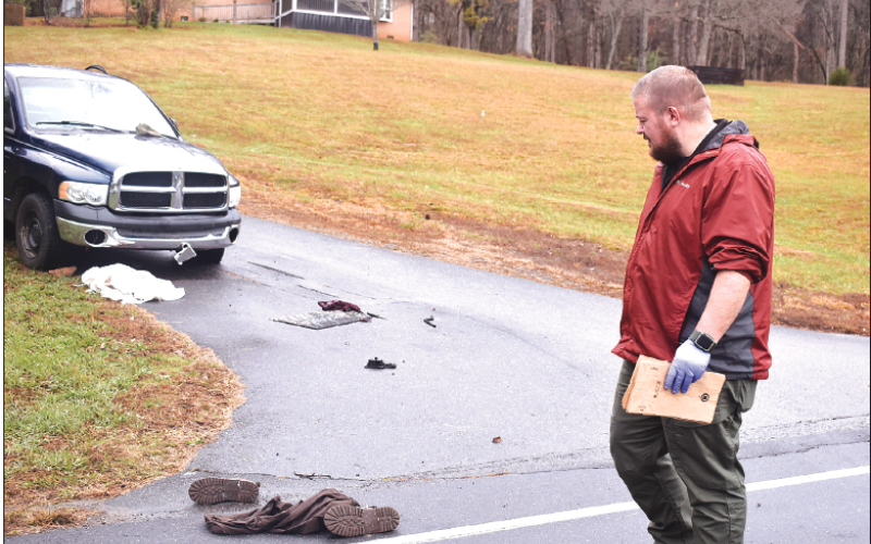 Gracie Taylor • Clay County Progress Clay County Sheriff ’s Offi ce Lieutenant Tyler Faggard investigates the scene at a Warne resident on Tuesday where a man was stabbed and transported to the hospital and another man was arrested and being held without bond. The suspect’s clothes were apparently found near his vehicle in the driveway.