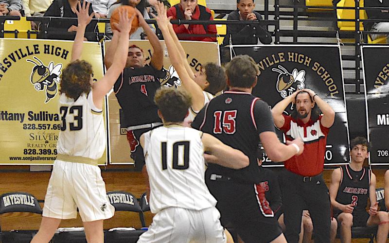 Gary Corsair • Clay County Progress Yellow Jackets Jackson Sellers, No. 33, and Brady Reynolds, No. 14, defend Andrews potential game-winning shot at the buzzer of regulation as Wildcats Coach Matt Maennle hopes for a miraculous 3. Hayesville's Brenden Lynch, No. 10, is also on the scene.