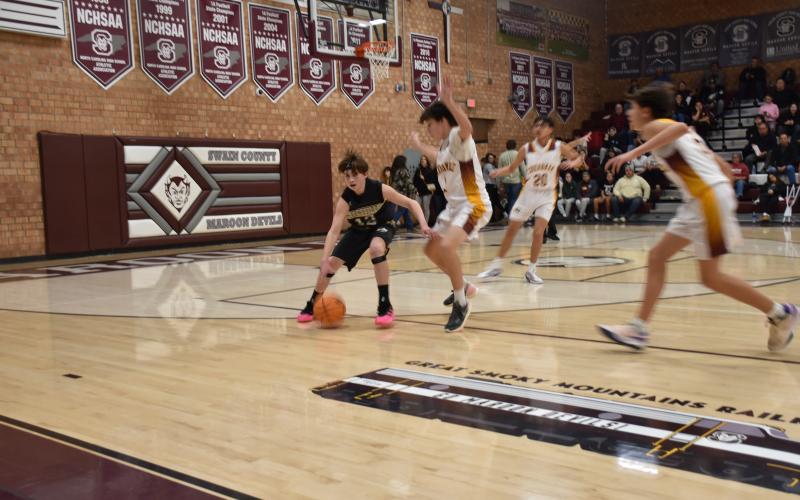 Norashae Patterson • Clay County Progress Rhett Sellers moves the ball down court.