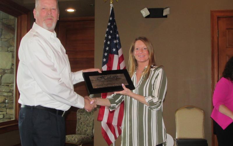 Lorraine Bennett • Clay County Progress Kelley McCollum accepts award from Jim Rich for Fat Dog Sports Bar &amp; Grill.