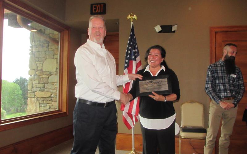 Lorraine Bennett • Clay County Progress Rosario Ryan accepts award from Jim Rich for Lazy Llama.