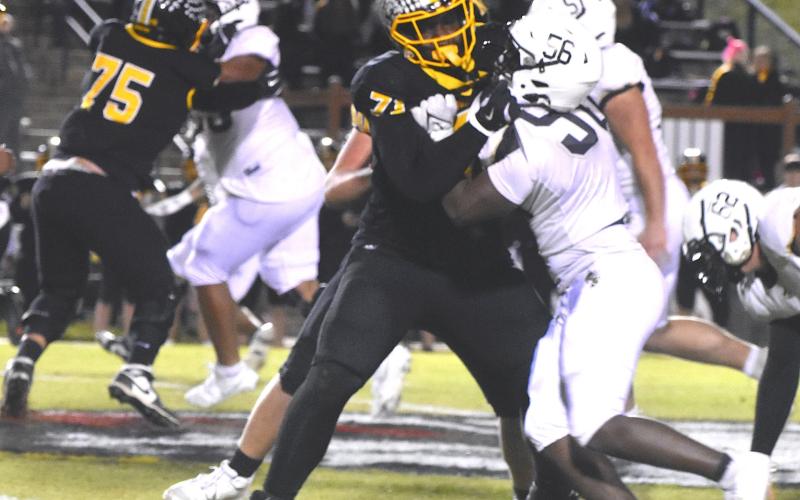 Photo by Gary Corsair Murphy had a distinct size advantage in the trenches but that didn’t stop the Bulldogs 6’ 5”, 290-lb. bookends Janthony Gooden, No. 71. and Braden Gaither, No. 75, from grabbing Yellow Jacket blockers EJ Mapasua, No. 23 and Will Brown, No. 56. Gooden was whistled for holding Brown on this play.