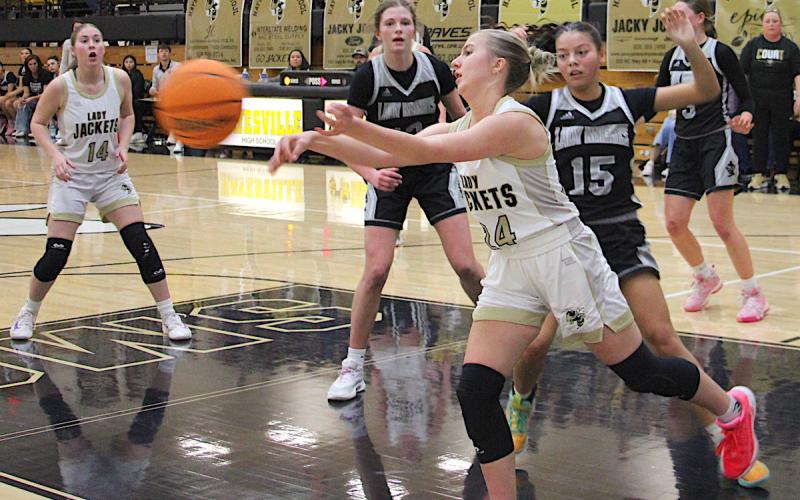 Neal Wachob • Clay County Progress Hayesville spark plug Caroline Wade, No. 24, finds an open teammate as she scoots across the baseline