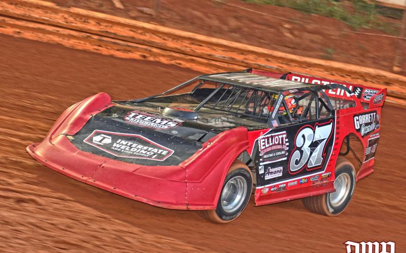 Michael Barnett leads the field to the checkered flag for his second win in a row in the 602 Late Model division.