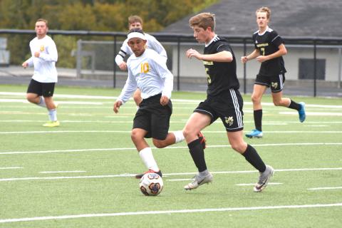 (Travis Dockery • Clay County Progress) Lee Anderson races through a gap in Blue Ridge’s defense.