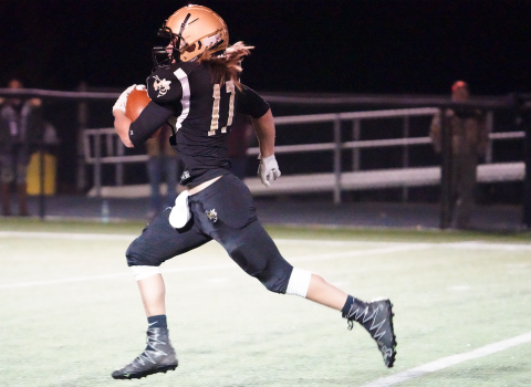 (Kelli Graves • Clay County Progress) Tyler Anderson catches a pass and heads to the end zone for a Yellow Jacket touchdown.