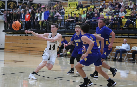 Kelli Graves • Clay County Progress Kolbe Ashe draws defenders in then feeds a pass to an awaiting, open Yellow Jacket.