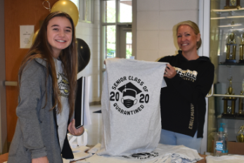 Progress photo by Brittany Sullivan Jade Patterson receives her Class of 2020 T-shirt from HHS art teacher Ellen Englemann