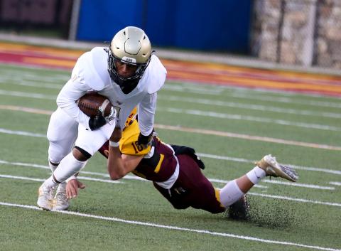 (Scot McKie • Cherokee One One Feather) Freshman Asher Brown tries to pull free from a diving would-be tackler.