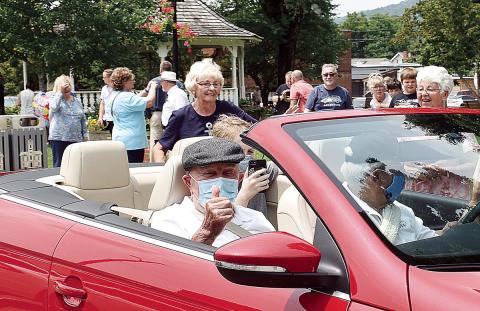 Becky Long • Clay County Progress Kenneth Woodard gives a thumbs up as he continues laps around the town square with son Warren driving and great-grandson Braeden Lee, 12, in the back sea
