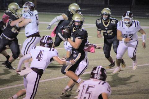 Brooke Leatherwood • Clay County Progress Kyle Lunsford nabs a pass and turns upfield for a Jacket gain.
