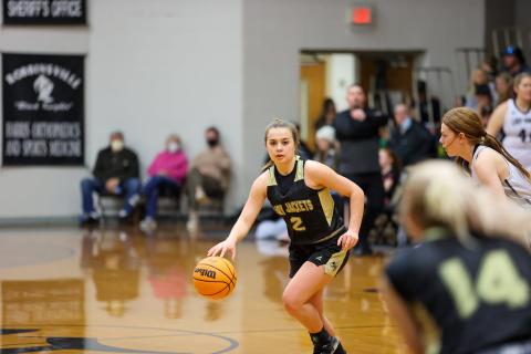 Kelli Graves • Clay County Progress Lila Roberts drives ball toward Jackets’ territory, scoring a 3-pointer.