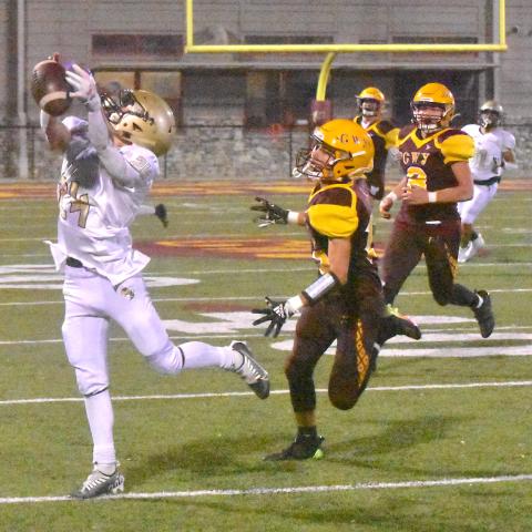 Gary Corsair • Clay Progress Hayesville’s receiver Michael Mauney, No 24, stretches for a Logan Caldwell pass after slipping past Cherokee defenders. 