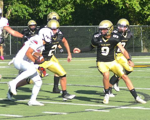 Gary Corsair • Clay County Progress A swarm of Yellow Jackets led by Johan Webb, No. 2, and Lance Coker, No. 9, squelch an Andrews run. Kabe Shaheen, No. 3, Kaden Ledford, No. 10, and Brett Hanna, No. 8, move in to help shut the door.