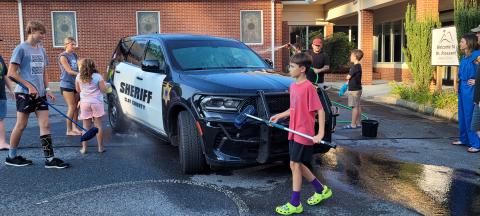 Mount Pleasant Baptist Church students, from left, Jameson Dawson, Sydney Greenstone, Charla Segars, Martin Ledford, Student Pastor Eric Segars and Jones Pressley wash a Clay County Deputy’s car.
