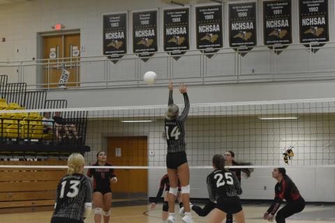 Leeanna Alberta • Clay County Progress Ella Matheson, No. 14, on the block with back up from Raylyn Taylor, No. 13, and Savannah Burch, No. 25. 