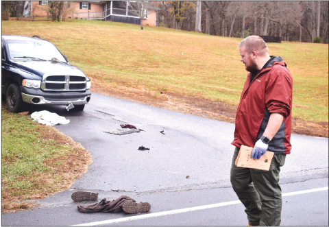Gracie Taylor • Clay County Progress Clay County Sheriff ’s Offi ce Lieutenant Tyler Faggard investigates the scene at a Warne resident on Tuesday where a man was stabbed and transported to the hospital and another man was arrested and being held without bond. The suspect’s clothes were apparently found near his vehicle in the driveway.