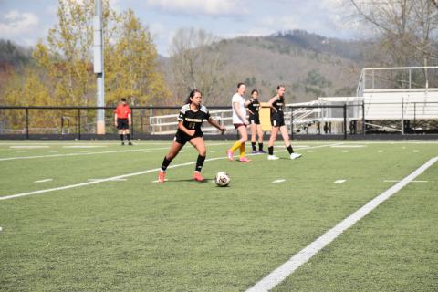 Norashae Patterson • Clay County Progress Emily Aguilera Garcia taking the ball down the field.