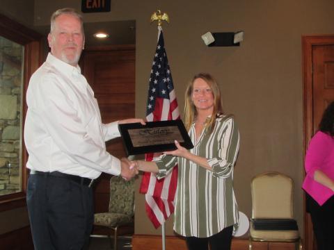 Lorraine Bennett • Clay County Progress Kelley McCollum accepts award from Jim Rich for Fat Dog Sports Bar & Grill.