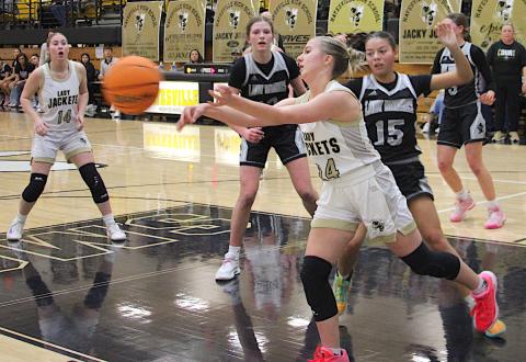 Neal Wachob • Clay County Progress Hayesville spark plug Caroline Wade, No. 24, finds an open teammate as she scoots across the baseline