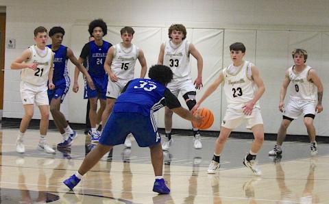 Photo by Neal Wachob Albemarle long-distance bomber RJ Hutcherson, No. 33, finds limited options as he stares into the teeth of Hayesville’s zone defense. Defenders Micah Moss, No. 21, Landon Trout, No. 15, Jackson Sellers, No. 33, Rhett Sellers, No. 23, and EJ Abrams, No. 0, deny entry into the lane.