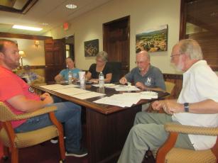 Lorraine Bennett • Clay County Progress From left, Austin Hedden, Ron Wallace, Lauren Tiger, Suzanne Hedden, Harry Baughn and Mayor Joe Slaton discuss the town council agenda at the meeting Monday, Aug. 14.