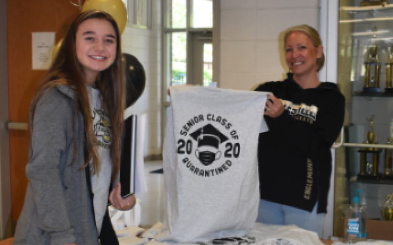 Progress photo by Brittany Sullivan Jade Patterson receives her Class of 2020 T-shirt from HHS art teacher Ellen Englemann