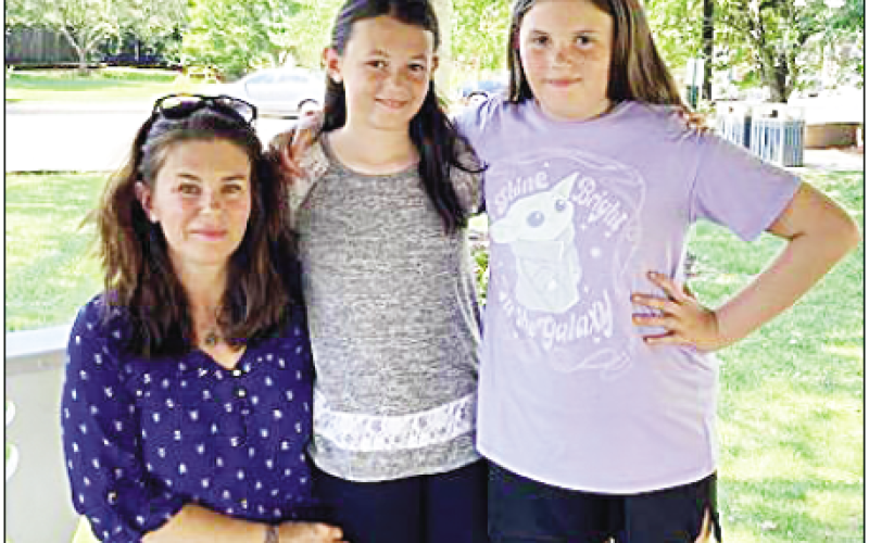 Marcia Barnes • Clay County Progress From left, Karen Scarbrough, daughters, Shelby and Aubrey, relax in the gazebo at Hayesville’s square on Friday, Aug. 25.